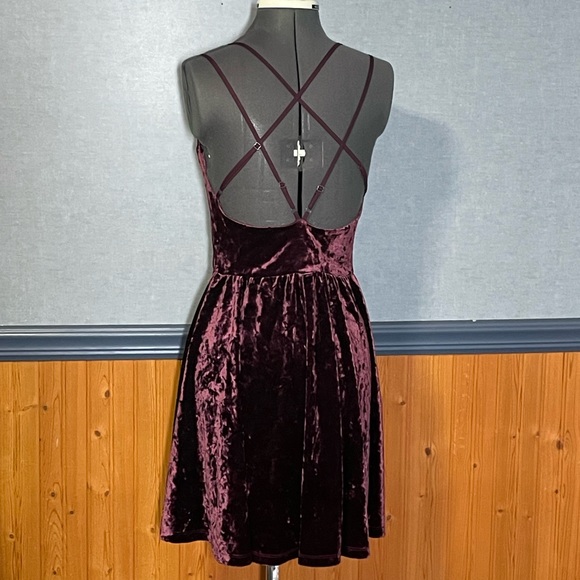 🔥3 for $15 Sale- Forever 21 strappy velour mini dress size L - Picture 2 of 3